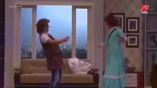 اهلا مرحب بيه لابسه جلابيه بتقفلي على دندنها