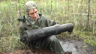 Взорванный склад военных снарядов в болоте, раскопки по войне