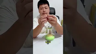    كسرت المزهرية قبل أن تجف  لكن النتيجة النهائية كانت مذهلة                         دندنها