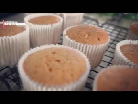 CUPCAKE AMANTEIGADO DE BAUNILHA