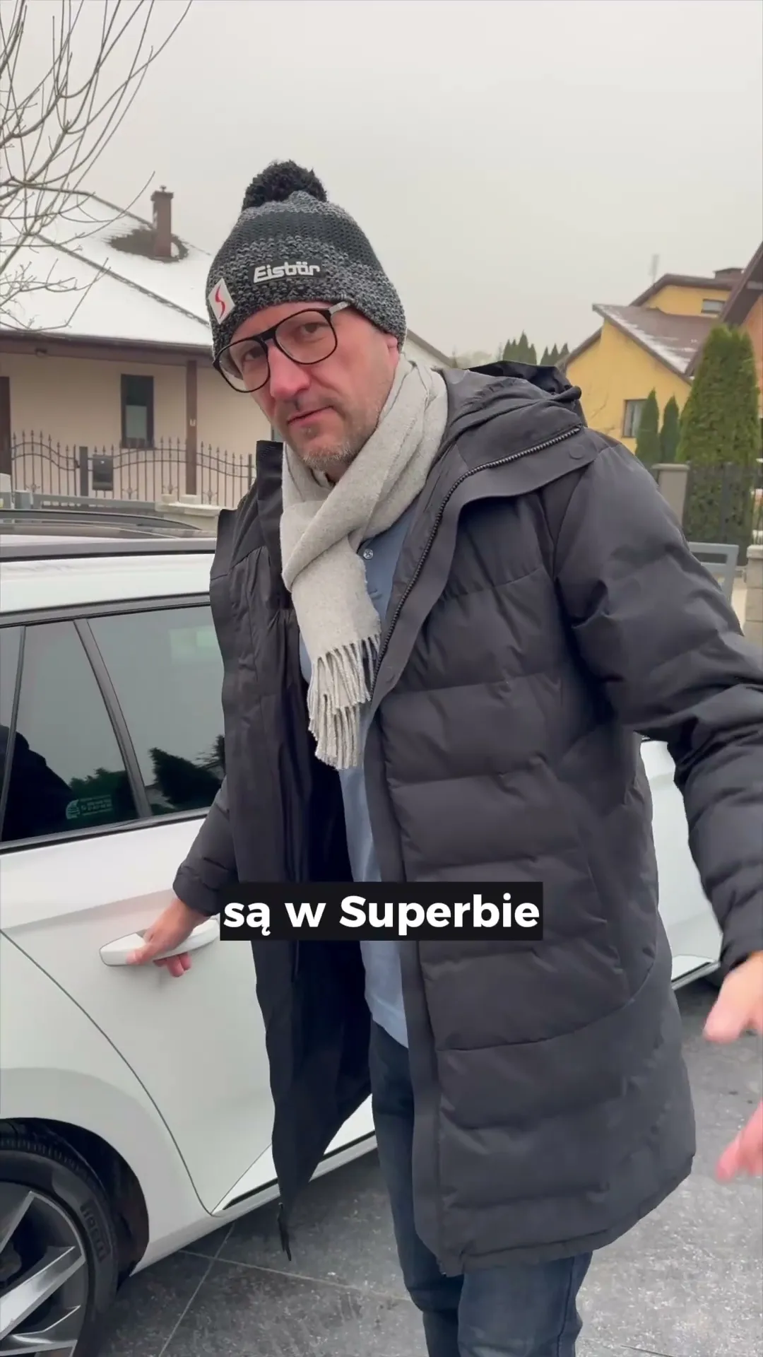 Taka Superb, że pomieści dwa psy, walizki i kurę na masce #caroseria #shorts