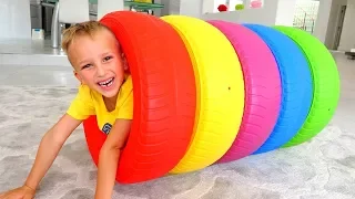 فلاد ونيكيتا يتظاهر اللعب بعجلات ملونة 