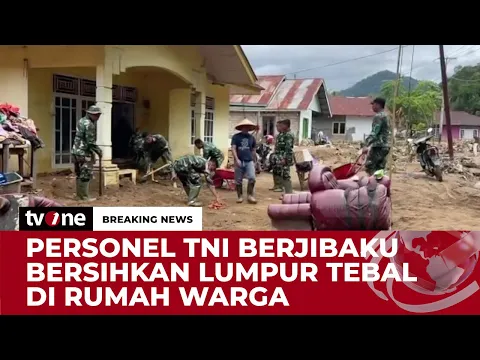 TNI Berjibaku Membantu Warga Membersihkan Material Banjir dan Lumpur