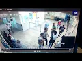 شخص يضرب آخر بأداة حادة في الوجة داخل مستشفى البشير
