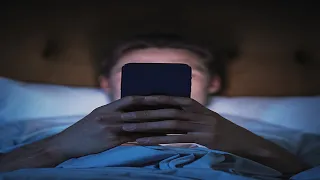 ليه بنحس ان الوقت بيعدي بسرعة والحياة بتتسرق مننا دندنها