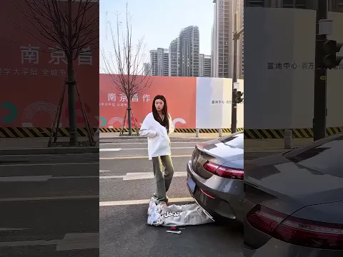 معاها عربية غالية… لكن شوفوا بتعمل إيه عشان توفر فلوس الباركينج! 😂🚗💰