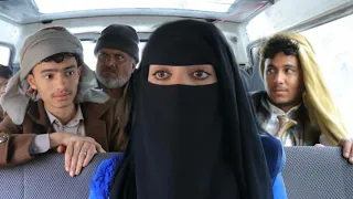 لما تغلط على بنت فوق الباص شاهد ماذا عملو به الركاب 