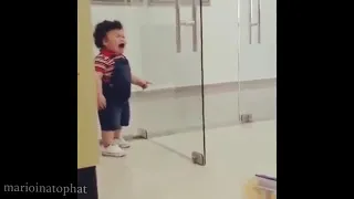 طفل يسوي صوت صفارة انذار 