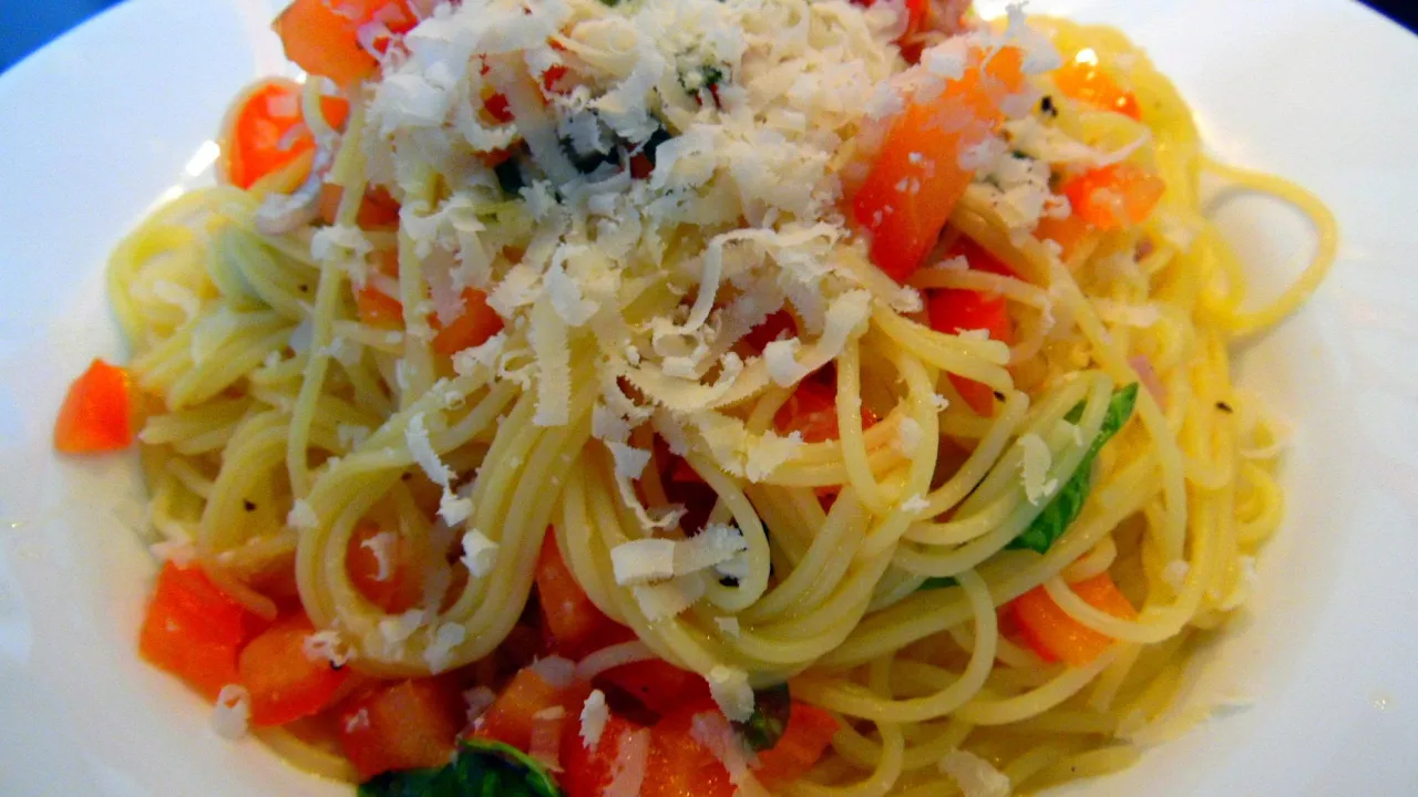 
          
          
          
            
            spaghetti with fresh tomatoes | summer dish | pasta | quick preparation | alla carrettiera
          
        . 