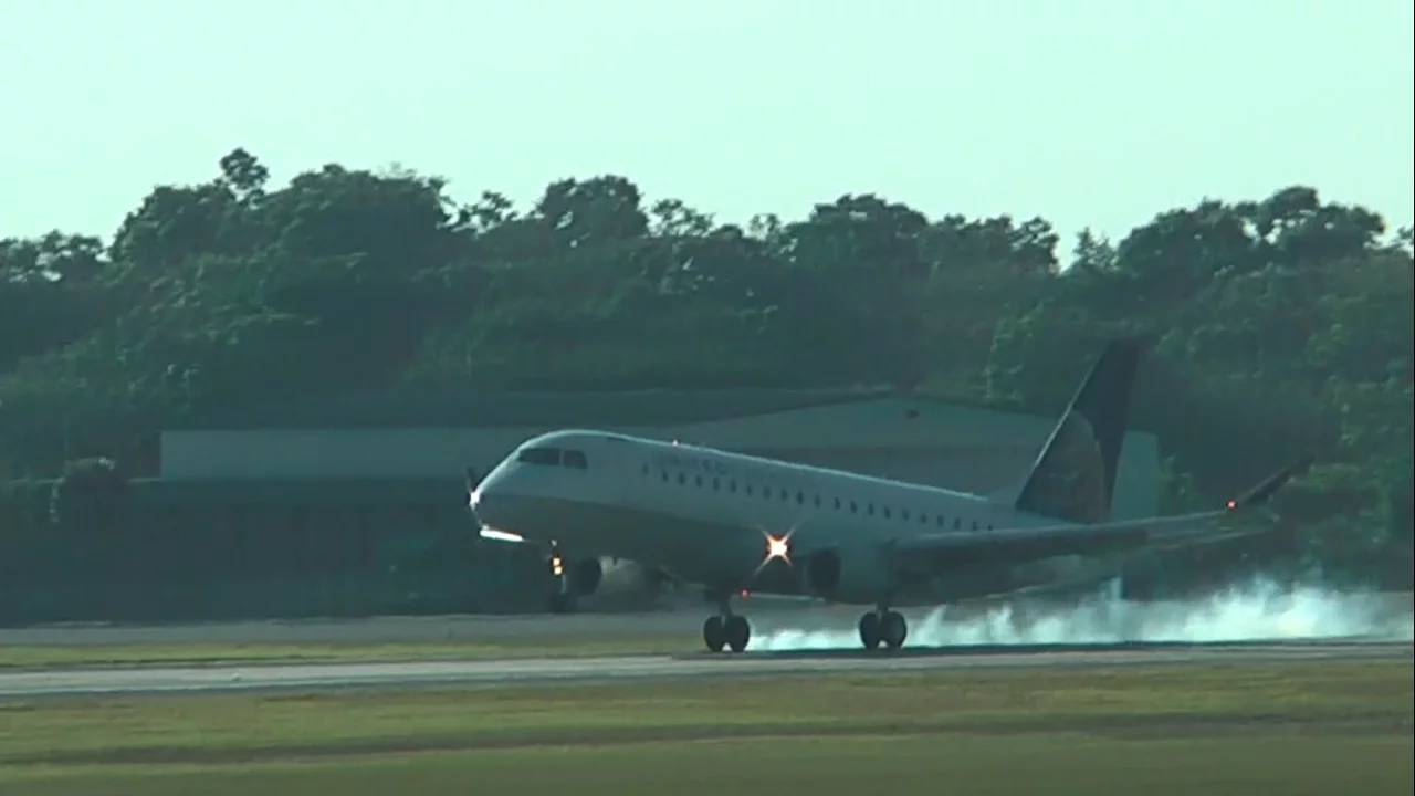 American Airlines CRJ9 Landing Pensacola International Airport