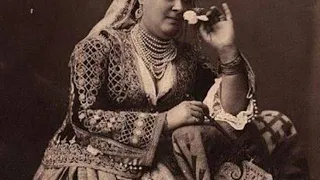 العجوزة و العروسة نقاش بالأمثال الشعبية الجزائرية 