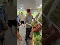 Download Lagu Vakkundig durian snijden in Maleisië