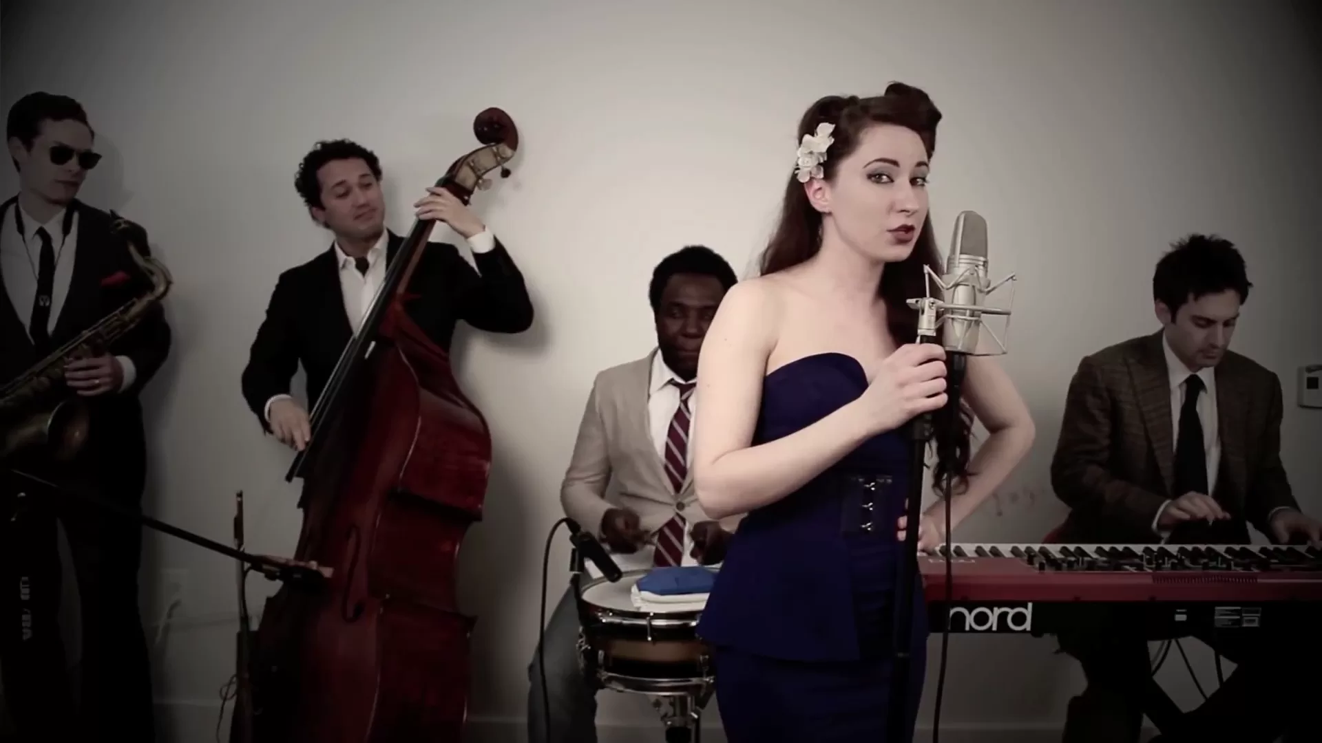 Beauty And A Beat (1940's Swing Justin Bieber / Nicki Minaj Cover) feat. Robyn Adele Anderson