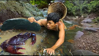 life in jungle catch the crab in the mud eating delicious