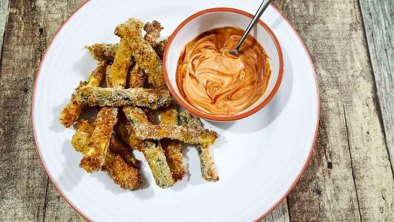 Mediterran gewürzter Couscous in roten Spitzpaprika, im Ofen überbacken. Hier geht's zum Rezept: .... 