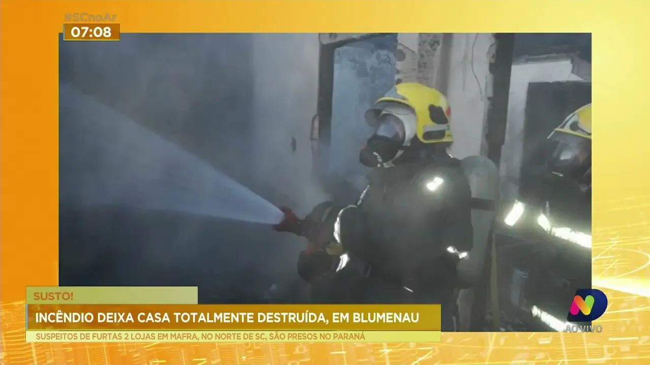 Casa fica totalmente destruída em incêndio na cidade de Blumenau