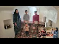 Download Lagu Nomadische kinderen vieren: ijsjes eten, houthakken en hun gezellige huis herbouwen