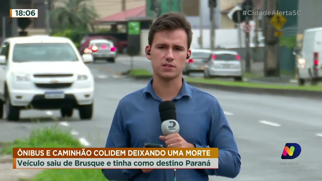 Ônibus e caminhão colidem deixando uma morte