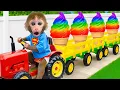 Download Lagu Monyet Bon Bon Imut mengendarai traktor untuk memanen buah-buahan dan pergi ke toilet di dalam rumah