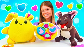 La cagnolina Cioccolata e il coniglietto Lucky giocano insieme. Una breve storia con i giocattoli.