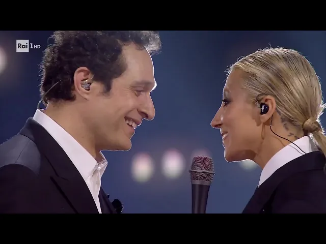 Sanremo 2026 - Malika Ayane e Claudio Santamaria cantano Mi sei scoppiato dentro il cuore