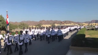 لحظة دخول طابور شرطة عمان السلطانية الى أرضية ميدان الاستعراض العسكري بأكاديمية السلطان قابوس 