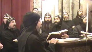 الآباء الرهبان بدير السريان يصلون لحن تين أويه إنسوك  نتبعك بكل قلوبنا  فى تسبحة نصف الليل دندنها
