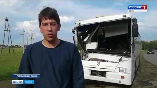 В Омской области пассажирский автобус столкнулся с двумя грузовиками