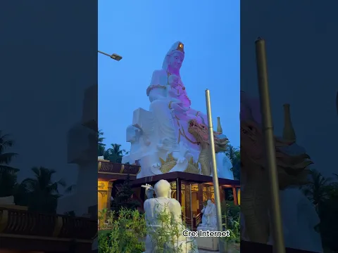 В начале года, в поисках умиротворения, вьетнамцы приходят к Матери Южного Моря 🌊🙏