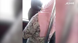 سقوط فتاة من حافلة بسبب المراقب 