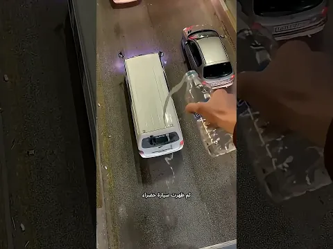 كان يرمي الماء على السيارات من فوق الجسر… لكن أحد السائقين أوقف سيارته! 😂🚗