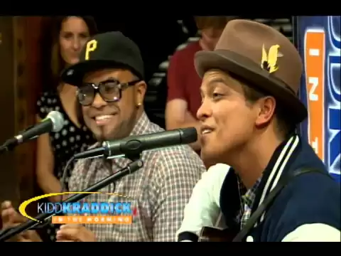 Download MP3 Bruno Mars - Lazy Song Live [Exclusive]