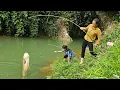Download Lagu Stream Fishing Skills - Mom's Lucky Day and Daughter Caught a Big Fish
