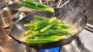 葱油炒飯（ツォンユチャーハン）　Flavorful Scallion Oil Fried Rice in a Huge Wok [Staff Meal]