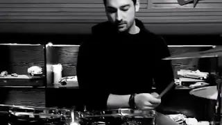 الب نافروز و هو يعزف على الطبل من الكواليس مسلسل لا تترك يدي ررررررروعه 