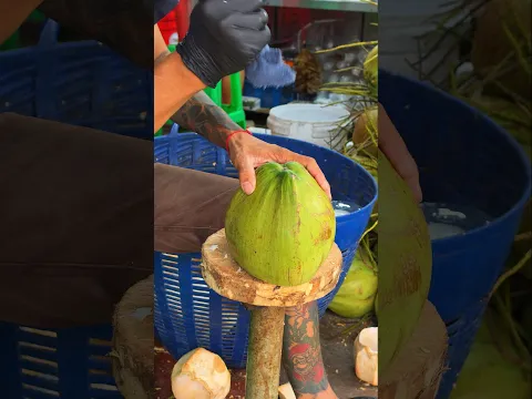 신기하게 알맹이만 쏙 남기는 태국 전통 코코넛 손질 / Incredible Thai Coconut Peeling Skill Showing Only The Flesh