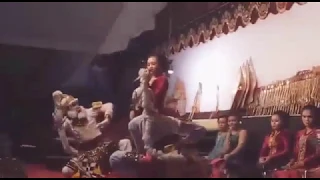 sinden cantik anaknya dalang sun gondrong nyanyi anoman obong di gendong anoman