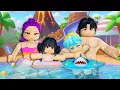 KPOP FAMILY Goes To WATER PARK in Roblox! (Kpop Demon Hunters)