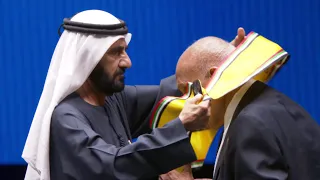 تكريم الدكتور مجدي يعقوب بوشاح محمد بن راشد للعمل الإنساني 