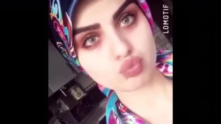 في عيني اليمني من الورد بستان 