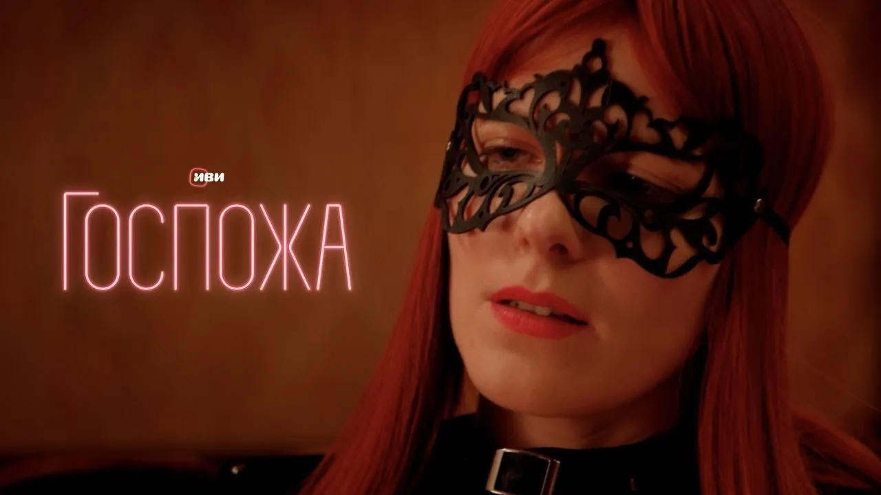 Futbolka va jinsi shim kiygan qizlar video