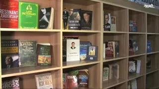 صوماليون يفتتحون مكتبة عامة بجهود ذاتية 