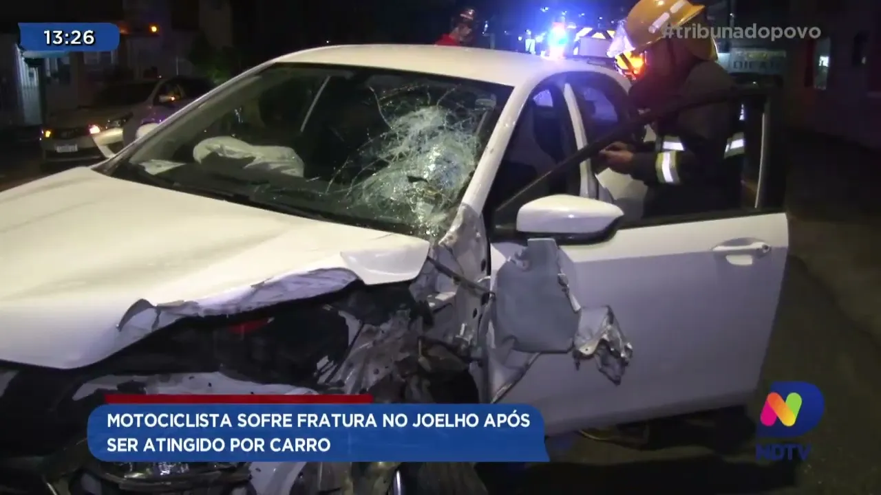 Motociclista sofre fratura no joelho após ser atingido por carro