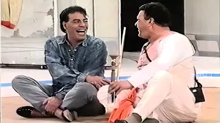 حسن الاسمر مش قادر يمسك نفسه من الضحك وهما مساطيل وبيتريقوا على واحد الدغ قلبو المسرح ضحك ومسخره 