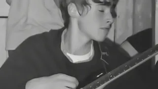 مره احبك مره اريدك مره امشي ما افيدك دندنها