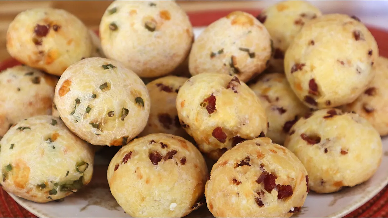 Olá, meus amores. Nesse vídeo vou dar uma dica de um delicioso pão de queijo que é preparado no liqu. 