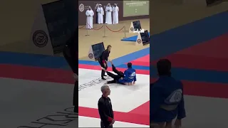 ولي عهد ابوظبي الشيخ خالد بن محمد بن زايد يتابع ابنته الشيخة شما خلال منافسات بطولة الجوجيتسو دندنها