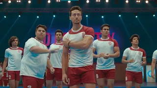 طالب فقير دخل كلية الأغنياء واكتشف ان حبيبته خانته وصاحبت عدوه فقرر يتغير و ينتصر عليه ويخليها تندم 