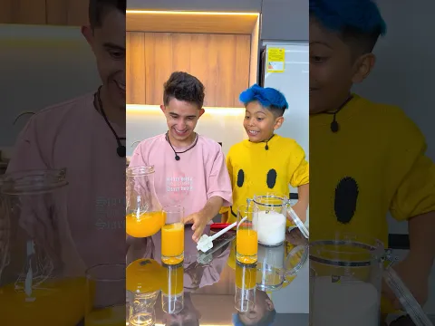 SANTI Y PIPE PREPARAN JUGO