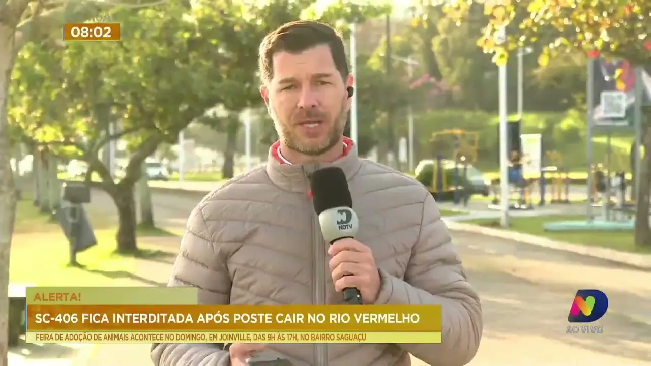 Poste cai e deixa SC-406 interditada no bairro Rio Vermelho, em Florianópolis